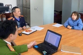 Chuốc thuốc mê con gái rồi gọi người tình đến xâm hại