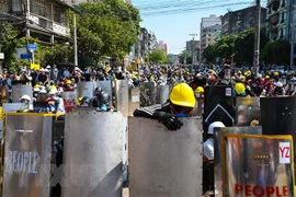 Người biểu tình tập trung tại thành phố Yangon, Myanmar. (Nguồn: AFP/TTXVN) 