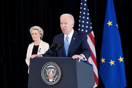 Tổng thống Mỹ Joe Biden (phải) và Chủ tịch Ủy ban châu Âu (EC) Ursula von der Leyen tại cuộc họp báo chung ở Brussels (Bỉ) ngày 25/3/2022. (Ảnh: AFP/TTXVN)