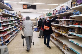 Người dân mua nhu yếu phẩm tại một siêu thị ở London, Anh. (Ảnh: THX/TTXVN) 