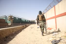 Lực lượng Taliban gác tại hiện trường vụ đánh bom liều chết bên ngoài sân bay Kabul, Afghanistan, ngày 27/8/2021. (Ảnh: THX/ TTXVN)