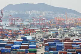 Cảng hàng hóa ở Busan, Hàn Quốc. (Ảnh: AFP/TTXVN) 