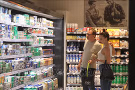 Người dân mua sắm tại một siêu thị ở Frankfurt, Đức. (Ảnh: THX/TTXVN) 
