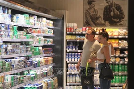 Người dân mua sắm tại một siêu thị ở Frankfurt, Đức. (Ảnh: THX/TTXVN) 