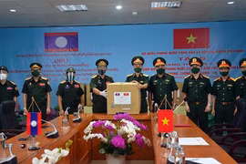 Trao thiết bị y tế phòng, chống dịch Covid-19 tặng nước bạn Lào.(Ảnh: QDND)