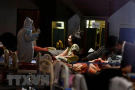  Bệnh nhân COVID-19 được điều trị tại New Delhi, Ấn Độ. (Ảnh: THX/TTXVN)