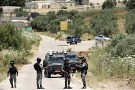 Lực lượng an ninh Israel phong tỏa tuyến đường ở khu Bờ Tây. (Ảnh: AFP/TTXVN) 