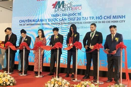 Các đại biểu cắt băng khai mạc triển lãm. (Ảnh: Mỹ Phương/TTXVN)