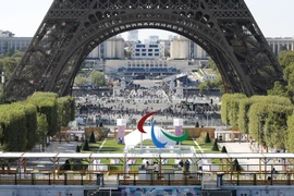 Biểu tượng Paralympic tại sân vận động dưới chân Tháp Eiffel ở Paris, Pháp ngày 27/8/2024. (Ảnh: Kyodo/TTXVN)