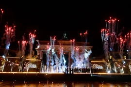 Pháo hoa lung linh mừng Năm mới 2022 tại cổng chào Brandenburg, Berlin, Đức ngày 1/1/2022. (Ảnh: AFP/TTXVN) 