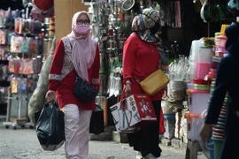 Người dân mua sắm tại một khu chợ ở Jakarta, Indonesia. (Ảnh: THX/TTXVN) 