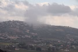 Khói bốc lên sau cuộc không kích của Israel xuống Khiam, Liban ngày 4/1/2024. (Ảnh: THX/TTXVN)