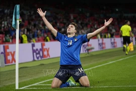 Tiền vệ Italy Federico Chiesa mừng chiến thắng của đội nhà trong trận gặp Áo ở vòng 16 đội, vòng chung kết EURO 2020 trên sân Wembley (Anh) ngày 26/6/2021. (Ảnh: AFP/TTXVN) 
