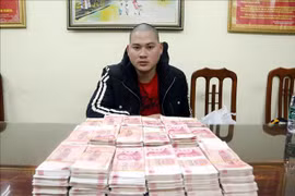 Đối tượng Phan Văn Đông cùng tang vật của vụ án. 