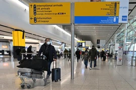 Hành khách tại sân bay Heathrow ở London, Anh. (Ảnh: AFP/TTXVN) 