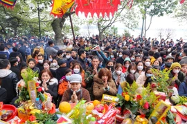 Phủ Tây Hồ chật kín người đến dâng lễ trong mùng 6 Tết. (Ảnh: Tuấn Đức/TTXVN) 