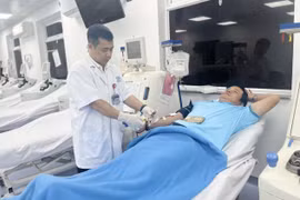 Tình nguyện viên đến Bệnh viện Chợ Rẫy hiến máu cứu sống bệnh nhân nước ngoài. (Ảnh: TTXVN phát)