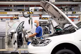 Công nhân làm việc trên dây chuyền lắp ráp xe ôtô của Hãng Volkswagen ở Wolfsburg (Đức). (Ảnh: Reuters/TTXVN)