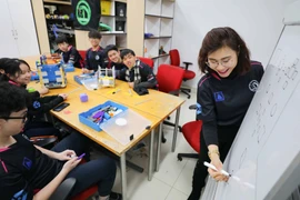 Dưới sự hướng dẫn của cô giáo phụ trách đội Phạm Vũ Bích Hằng, các thành viên đội tuyển từ xuất phát điểm không biết gì về robot đã học tập, nghiên cứu để thiết kế, lắp ráp robot, hoàn thiện hồ sơ kỹthuật, tập luyện kỹ năng và chiến thuật thi đấu. (Ảnh: Thanh Tùng/TTXVN)