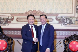 Ông Phan Văn Mãi, Chủ tịch Ủy ban Nhân dân Thành phố Hồ Chí Minh tiếp ông Kim Young Hwan, Thống đốc tỉnh Chungcheongbuk, Hàn Quốc. (Ảnh: Xuân Khu/TTXVN)