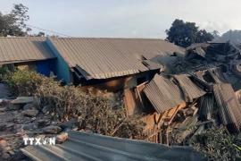 Căn nhà bị phá hủy khi núi lửa Lewotobi phun trào tại Đông Nusa Tenggara, Indonesia ngày 4/11/2024. (Ảnh: THX/TTXVN)