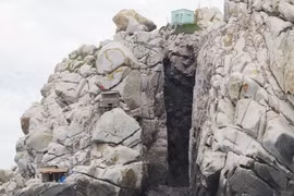 Một hang yến trên đảo trong Vịnh Nha Trang. (Ảnh: Tiên Minh/TTXVN) 