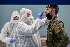 Một địa điểm xét nghiệm COVID-19 tại Hildburghausen, Đức (Ảnh: AFP/TTXVN)