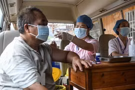 Nhân viên y tế tiêm vaccine ngừa COVID-19 cho người dân tại Quảng Đông, Trung Quốc. (Ảnh: THX/TTXVN)