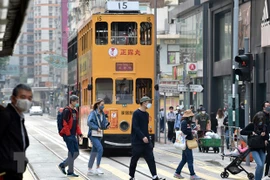 Người dân đeo khẩu trang phòng dịch COVID-19 tại Hong Kong, Trung Quốc, ngày 5/3. (Ảnh: THX/TTXVN) 