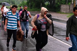 Người di cư di chuyển tới El Florido (Honduras), giáp giới với Guatemala, trong hành trình tới Mỹ ngày 20/10/2022. (Ảnh: AFP/TTXVN)