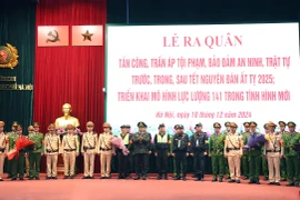 Trung tướng Nguyễn Hải Trung, Giám đốc Công an Hà Nội tặng hoa các lực lượng tham gia tại buổi lễ. (Ảnh: Văn Điệp/TTXVN)