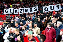 Người hâm mộ Manchester United trưng biểu ngữ Glazers Out tại trận đấu với Arsenal vào tháng Chín. (Nguồn: AFP/Getty Images)
