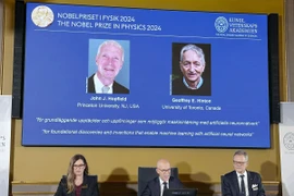 Lễ công bố giải Nobel Vật lý năm 2024 thuộc về hai nhà khoa học John J. Hopfield và Geoffrey E. Hinton tại Viện Hàn lâm Khoa học Hoàng gia Thụy Điển ở Stockholm, ngày 8/10/2024. (Ảnh: Kyodo/TTXVN)