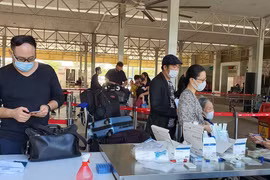 Hành khách của Vietnam Airlines làm thủ tục tại Sân bay quốc tế Phnom Penh, Campuchia. (Ảnh: Vũ Hùng/TTXVN)