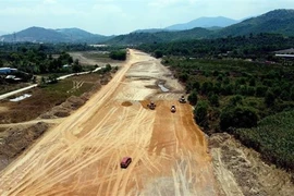 Tăng tốc thi công "3 ca, 4 kíp" Cao tốc Quy Nhơn-Chí Thạnh