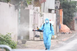 Phun khử khuẩn phòng chống dịch COVID-19. (Ảnh: PV/Vietnam+) 