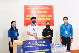 Bộ Chỉ huy quân sự tỉnh Gia Lai trao thư cảm ơn cho Ban tổ chức khi tiếp nhận hàng hỗ trợ. (Ảnh: TTXVN phát)