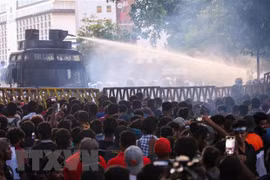 Cảnh sát phun nước để giải tán đám đông biểu tình ở Colombo, Sri Lanka, ngày 8/7/2022. (Ảnh: AFP/TTXVN) 