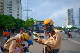 Xử lý các đối tượng giả danh phóng viên xin bỏ qua vi phạm giao thông