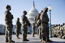 Binh sỹ vệ binh quốc gia gác tại khu vực tòa nhà Quốc hội Mỹ ở Washington, D.C., ngày 14/1/2021. (Nguồn: THX/TTXVN)