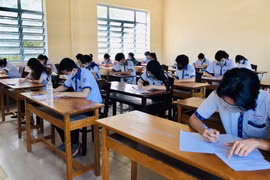 Thí sinh tại điểm thi Trường Trung học phổ thông Giai Xuân, huyện Phong Điền. (Ảnh: Ánh Tuyết - TTXVN)