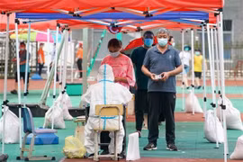 Người dân đăng ký xét nghiệm COVID-19 tại tỉnh Giang Tô, Trung Quốc. (Ảnh: THX/TTXVN) 