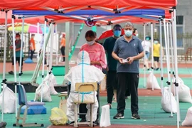 Người dân đăng ký xét nghiệm COVID-19 tại tỉnh Giang Tô, Trung Quốc. (Ảnh: THX/TTXVN) 