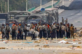Cảnh sát Myanmar siết chặt an ninh tại quận Hlaingthaya, thành phố Yangon ngày 14/3/2121. (Ảnh: AFP/TTXVN) 