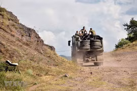Binh sỹ Armenia tại khu vực gần biên giới Armenia-Azerbaijan. (Ảnh: AFP/TTXVN) 