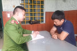Cơ quan Công an lấy lời khai của đối tượng Nguyễn Văn Thủy, sinh năm 1990, trú tại xã Quảng phương, huyện Quảng Trạch. (Nguồn: TTXVN)