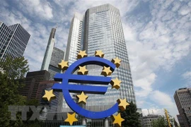 Biểu tượng đồng euro phía trước trụ sở ECB tại Frankfurt am Main, Đức. (Ảnh: AFP/TTXVN) 