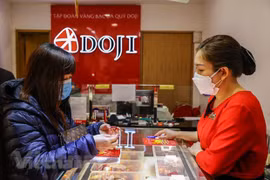 Giao dịch vàng tại Doji. (Ảnh: Vietnam+) 