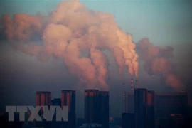 Khí thải tại nhà máy nhiệt điện ở Trường Xuân, tỉnh Cát Lâm, Trung Quốc. (Ảnh: AFP/TTXVN) 