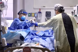 Nhân viên y tế điều trị cho bệnh nhân COVID-19 tại bệnh viện Beverly ở thành phố Montebello, California, Mỹ, ngày 22/1/2021 (Ảnh: THX/ TTXVN)